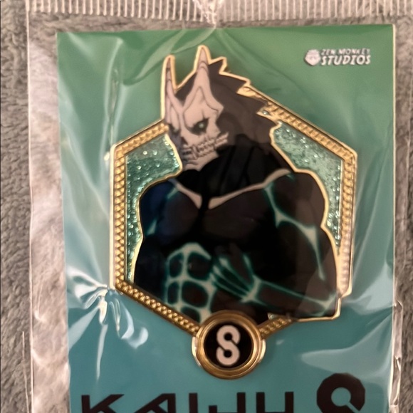 Kaiju No. 8 Collectible Pin - Picture 3 of 3